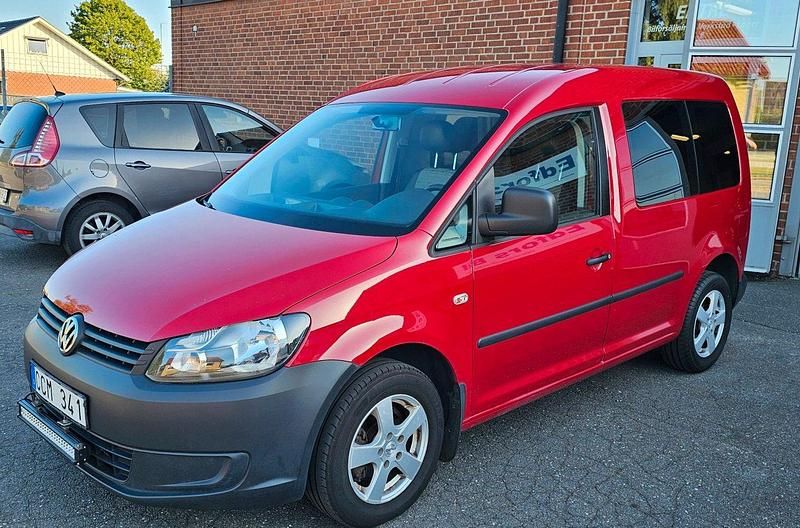 Röd Begagnad 2013 VW Caddy Minibuss | 89 900 kr (Lite dyr) - Bild 1/4