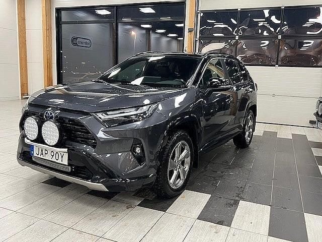 Grå Begagnad 2023 Toyota RAV4 Hybrid Style SUV | 399 000 kr (Marknadspris) - Bild 1/4
