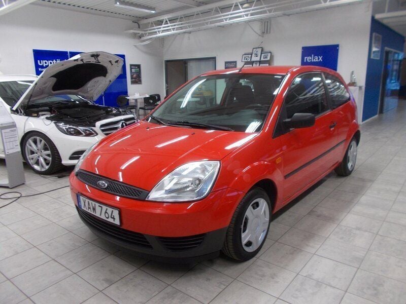 Röd Begagnad 2005 Ford Fiesta S Halvkombi | 39 400 kr (Lite dyr) - Bild 1/4