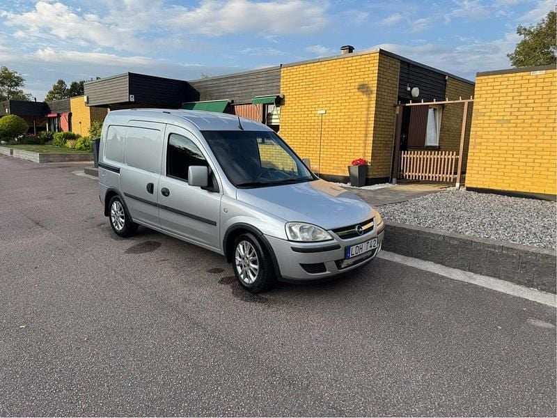 Grå Begagnad 2011 Opel Combo Minibuss | 22 400 kr (Marknadspris) - Bild 1/4