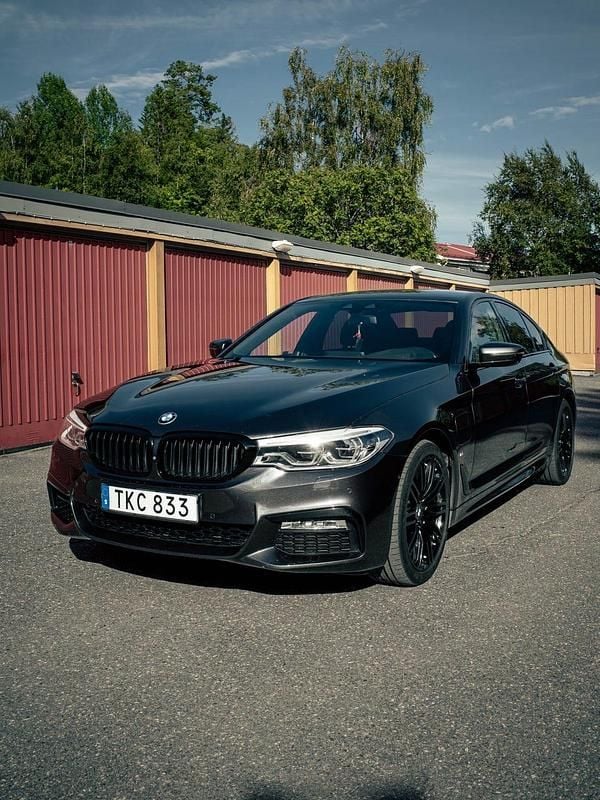 Begagnad 2017 BMW 530 iPerformance Sedan | 259 000 kr (Marknadspris) - Bild 1/4