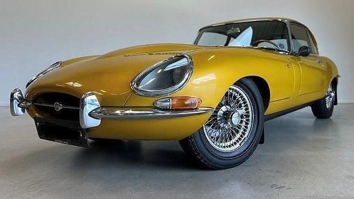 Begagnad Jaguar E-Type 1966 Golden sand metallic Sportkupé