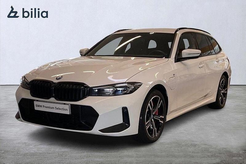 Vit Begagnad 2025 BMW 330e M Sport Kombi | 549 000 kr (Lite dyr) - Bild 1/4