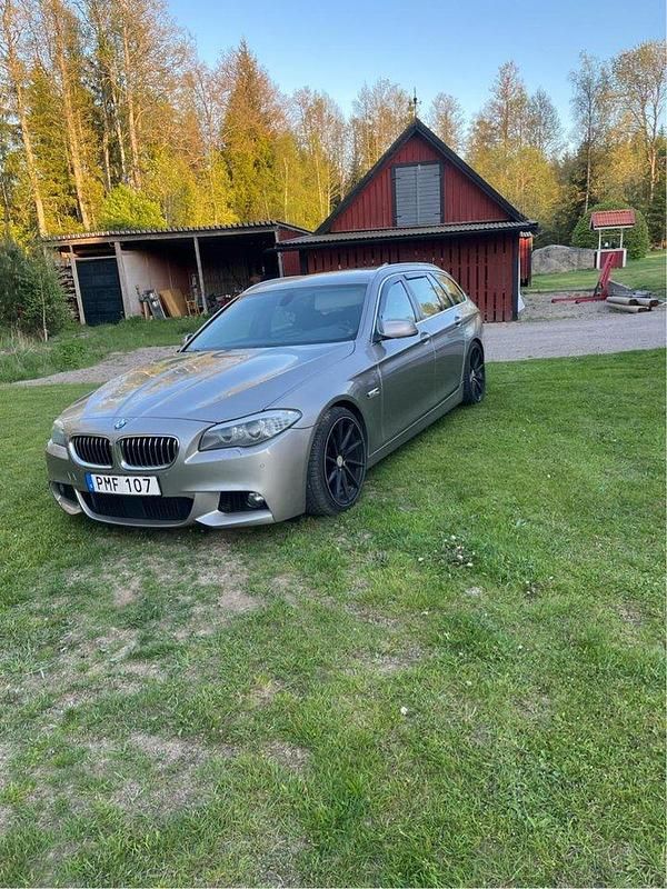 Silver Begagnad 2011 BMW 520 M Sport Kombi | 90 000 kr (Marknadspris) - Bild 1/4