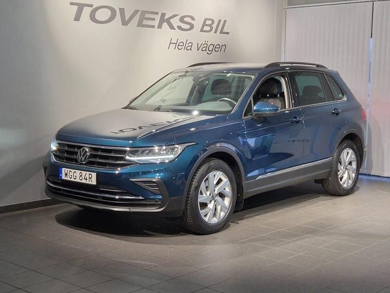 Blå Begagnad 2023 VW Tiguan SUV | 289 900 kr (Superpris) - Bild 1/4