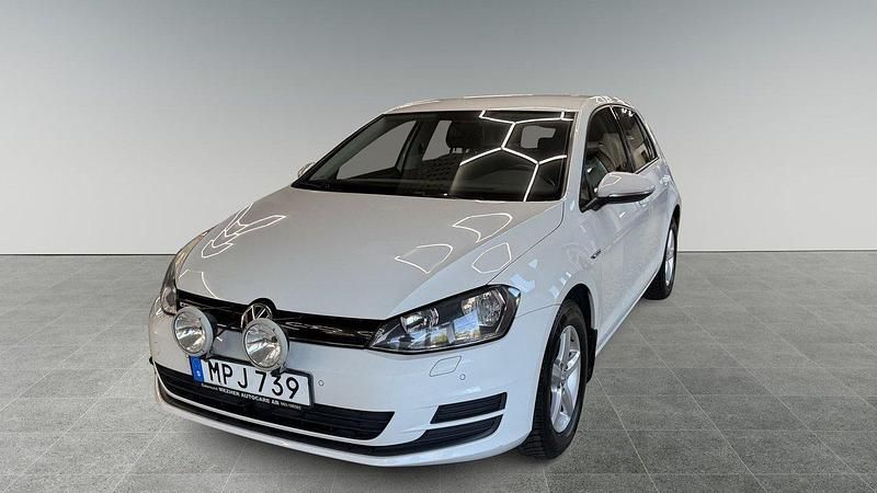 Vit Begagnad 2015 VW Golf VII Halvkombi | 100 000 kr (Bra pris) - Bild 1/4