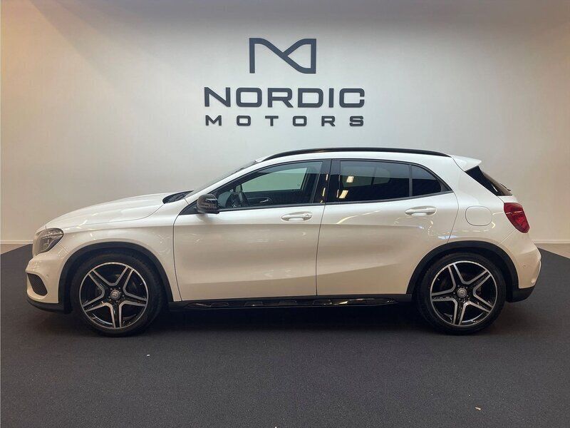 Vit Begagnad 2016 Mercedes GLA200 AMG line SUV | 154 900 kr (Superpris) - Bild 1/4