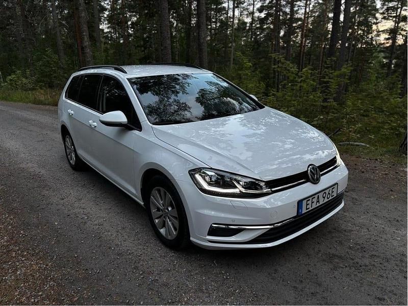 Vit Begagnad 2019 VW Golf VII Kombi | 129 000 kr (Marknadspris) - Bild 1/4
