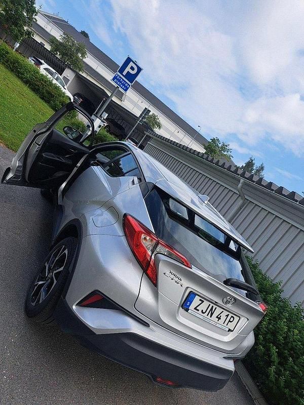 Silver Begagnad 2019 Toyota C-HR Active SUV | 155 000 kr (Marknadspris) - Bild 1/4