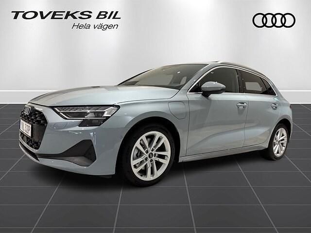 Pilgrå pärleffekt Begagnad 2025 Audi A3 Sportback e-tron Proline Halvkombi | 429 000 kr (Dyr) - Bild 1/4