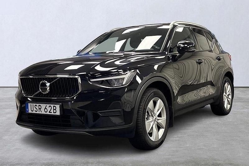 Svart Begagnad 2023 Volvo XC40 Core SUV | 349 900 kr (Marknadspris) - Bild 1/4