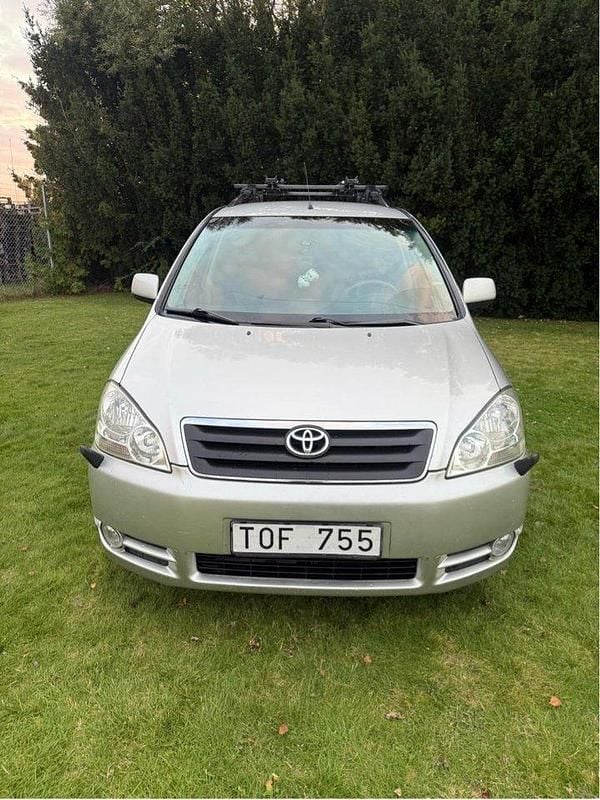 Silver Begagnad 2002 Toyota Avensis Verso Minibuss | 42 000 kr - Bild 1/4