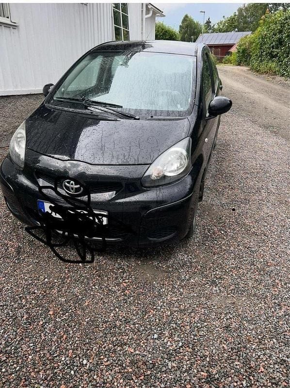 Svart Begagnad 2009 Toyota Aygo Halvkombi | 9 000 kr - Bild 1/4
