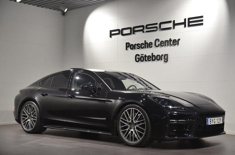 Svart Begagnad 2024 Porsche Panamera Turbo Sedan | 2 095 000 kr - Bild 1/4
