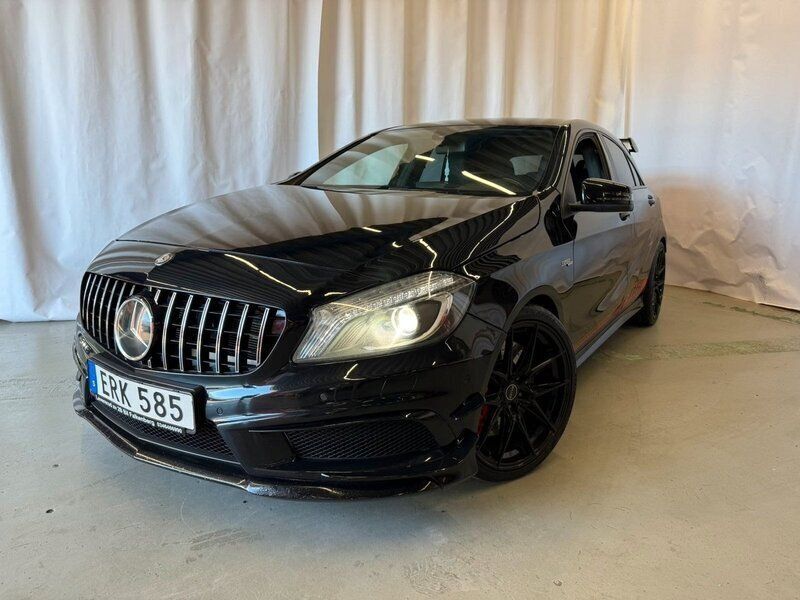 Svart Begagnad 2013 Mercedes A45 AMG AMG Halvkombi | 259 900 kr (Lite dyr) - Bild 1/4