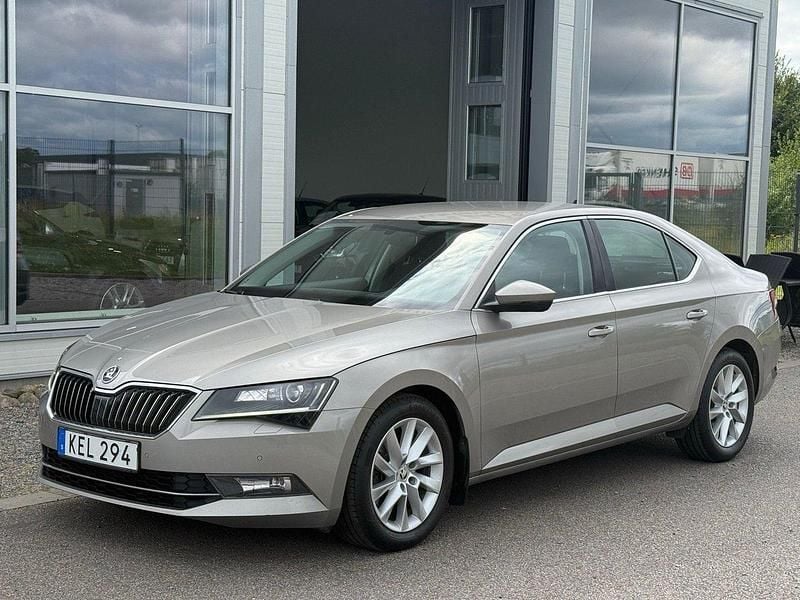 Ljusbrun Begagnad 2015 Skoda Superb Style Halvkombi | 144 900 kr (Lite dyr) - Bild 1/4