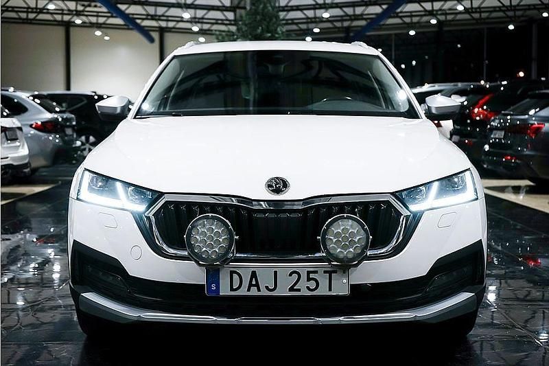 Begagnad Skoda Octavia Scout 200 HK (147 kW) 2021 Vit Kombi