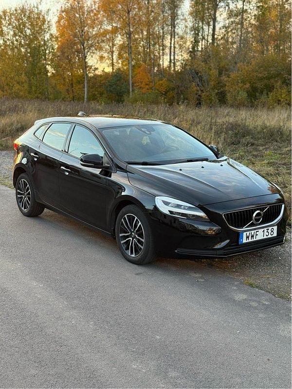 Svart Begagnad 2017 Volvo V40 Momentum Kombi | 140 500 kr (Bra pris) - Bild 1/4