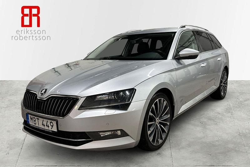 Silver Begagnad 2019 Skoda Superb LAURIN & KLEMENT Kombi | 279 900 kr (Marknadspris) - Bild 1/4