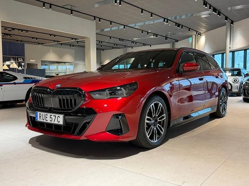 Röd Begagnad 2025 BMW 530e M Sport Kombi | 669 000 kr (Marknadspris) - Bild 1/4
