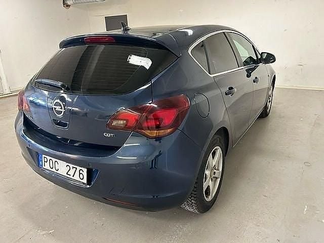Begagnad Opel Astra Enjoy 111 HK (81 kW) 2010 Blå Halvkombi