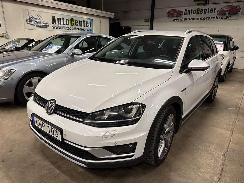 Vit Begagnad 2015 VW Golf Alltrack Kombi | 139 900 kr (Marknadspris) - Bild 1/4