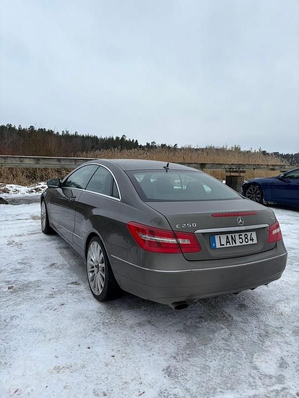 Begagnad Mercedes E250 204 HK (150 kW) 2010 Gray metallic Sportkupé