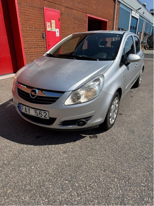 Silver Begagnad 2007 Opel Corsa Halvkombi | 21 000 kr (Marknadspris) - Bild 1/4