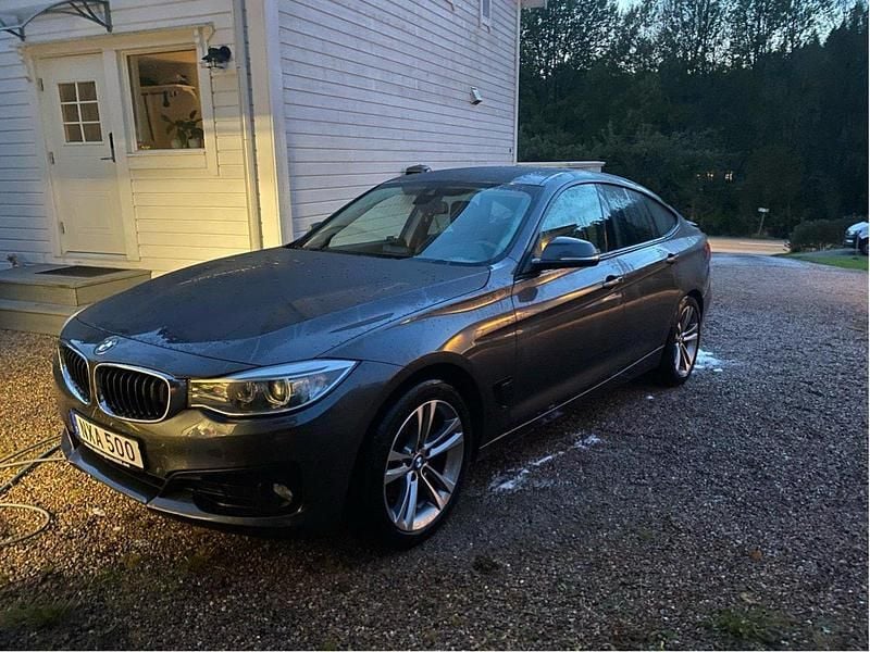 Grå Begagnad 2014 BMW 320 Gran Turismo Sport Line Halvkombi | 105 000 kr (Superpris) - Bild 1/4