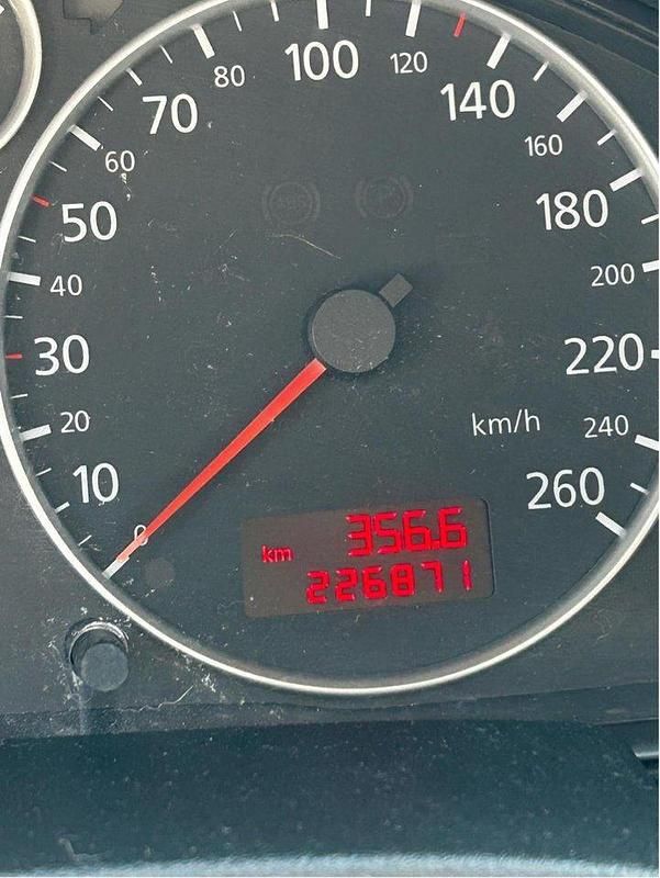Grå Begagnad 2004 Audi A6 Kombi | 10 000 kr (Superpris) - Bild 1/4