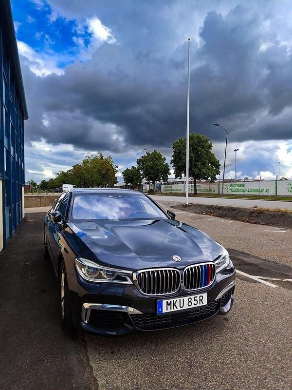 Grå Begagnad 2016 BMW 750 Sport Line Sedan | 459 000 kr (Lite dyr) - Bild 1/4