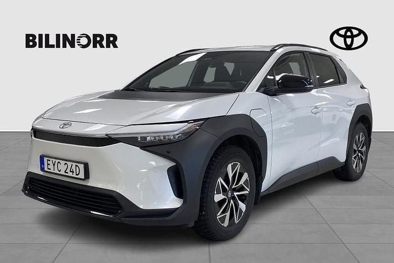 Vit Begagnad 2023 Toyota bZ4X Style SUV | 389 900 kr (Marknadspris) - Bild 1/3