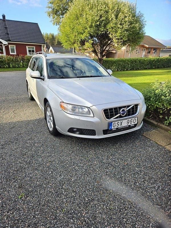 Grå Begagnad 2011 Volvo V70 Kombi | 93 000 kr (Marknadspris) - Bild 1/4