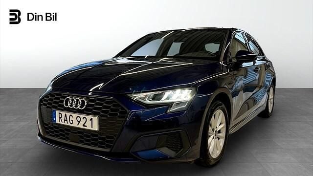 Navarrablå metallic Begagnad 2023 Audi A3 Proline Sedan | 259 000 kr (Bra pris) - Bild 1/4