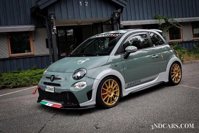 Grön Begagnad 2020 Abarth 695 70th Anniversary Halvkombi | 279 900 kr - Bild 1/4