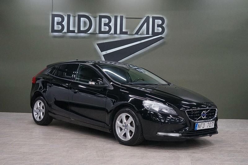 Svart Begagnad 2012 Volvo V40 Kinetic Halvkombi | 129 900 kr (Lite dyr) - Bild 1/4