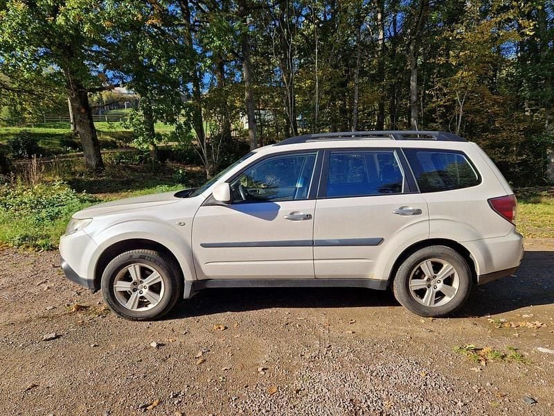 Vit Begagnad 2009 Subaru Forester SUV | 63 000 kr (Marknadspris) - Bild 1/4