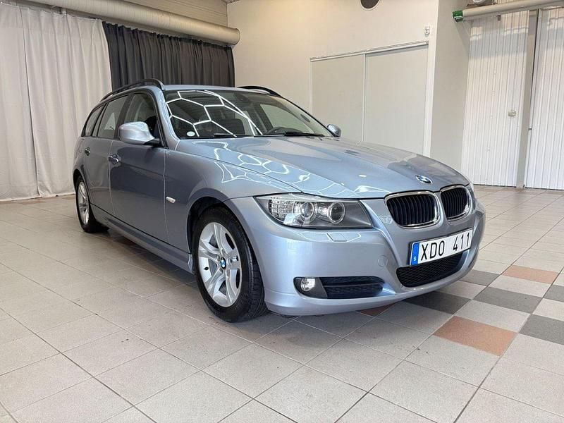 Ljusblå Begagnad 2009 BMW 318 Kombi | 79 900 kr (Marknadspris) - Bild 1/4