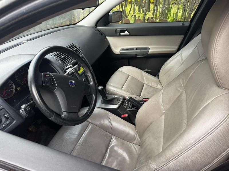 Grå metallic Begagnad 2006 Volvo V50 Kombi | 5 000 kr - Bild 1/3