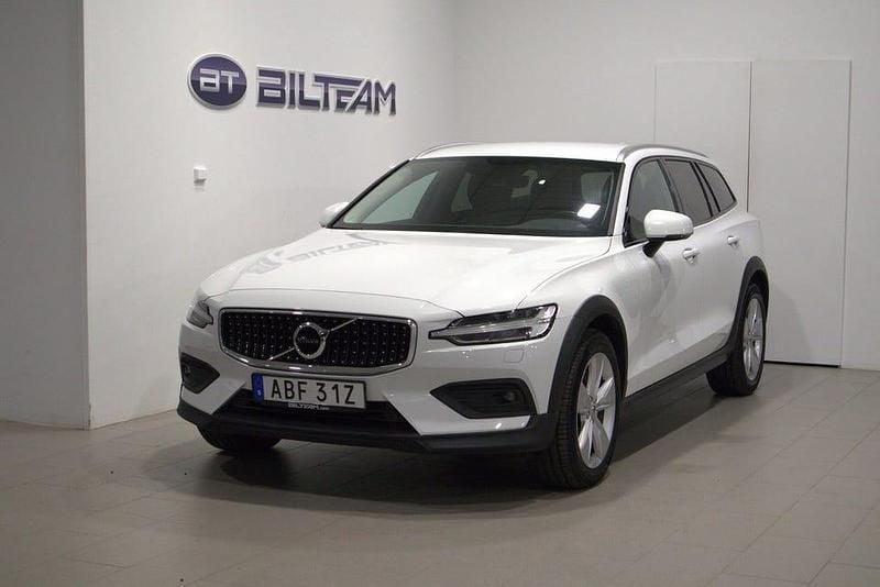 Vit Begagnad 2021 Volvo V60 CC Momentum Kombi | 244 900 kr (Marknadspris) - Bild 1/4