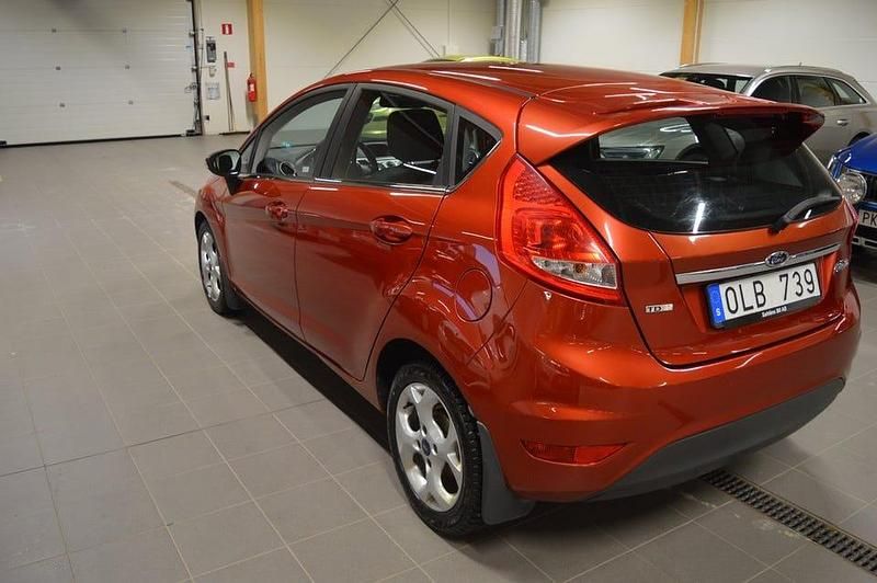 Begagnad Ford Fiesta Titanium 90 HK (66 kW) 2009 Röd Halvkombi