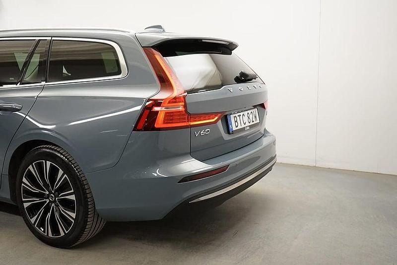 Begagnad Volvo V60 Core 253 HK (186 kW) 2022 Grå Kombi