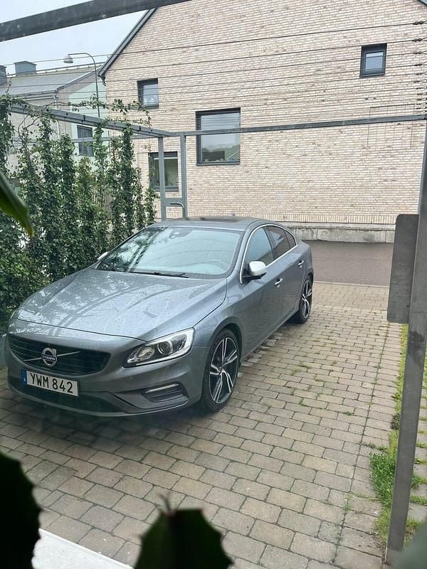 Begagnad 2018 Volvo S60 R-Design Sedan | 200 000 kr - Bild 1/1
