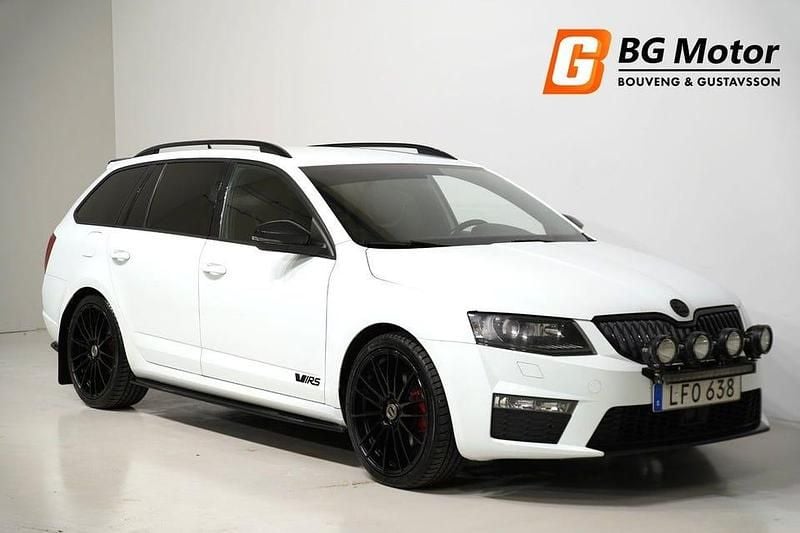 Vit Begagnad 2015 Skoda Octavia RS Kombi | 149 600 kr (Marknadspris) - Bild 1/3