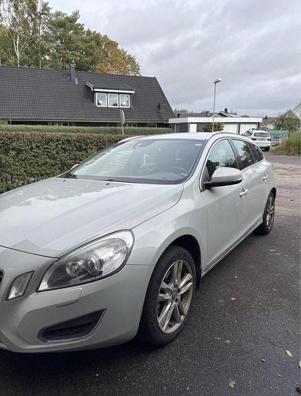 Vit Begagnad 2011 Volvo V60 Summum Kombi | 72 000 kr (Marknadspris) - Bild 1/4