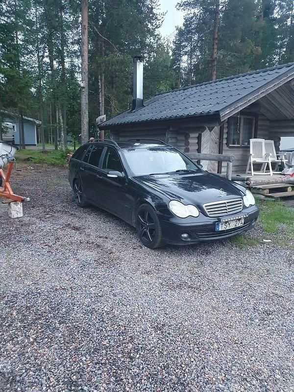 Begagnad 2006 Mercedes C220 | 15 000 kr (Superpris) - Bild 1/4