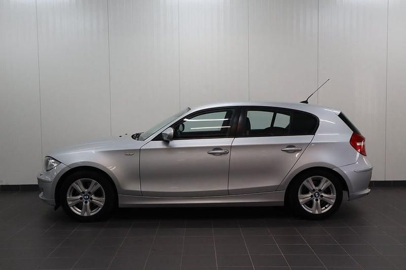 Begagnad BMW 120 Advantage 177 HK (130 kW) 2009 Ljusgrå Halvkombi