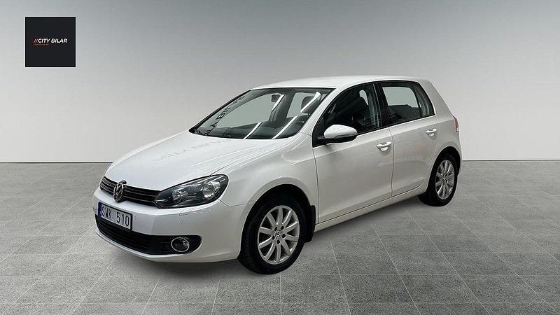 Vit Begagnad 2010 VW Golf VI Halvkombi | 59 900 kr (Lite dyr) - Bild 1/4