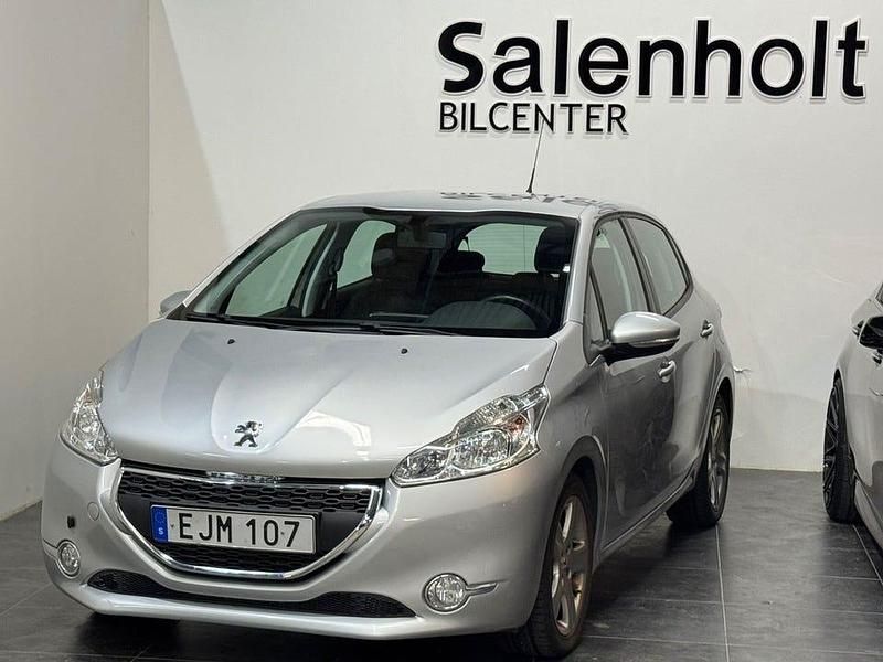 Ljusgrå (grå) Begagnad 2014 Peugeot 208 Halvkombi | 69 900 kr (Marknadspris) - Bild 1/4
