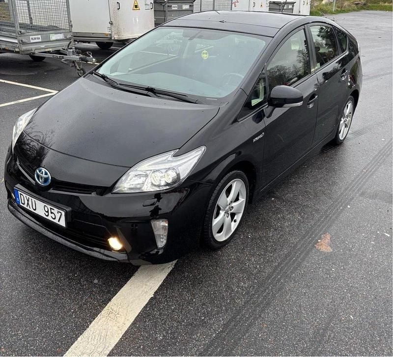 Svart Begagnad 2013 Toyota Prius Halvkombi | 145 000 kr - Bild 1/4